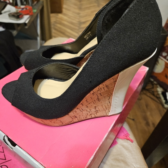 Shoedazzle peep toe cork wedge shoe. - Picture 6 of 7